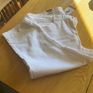 Levis 22 white Capri